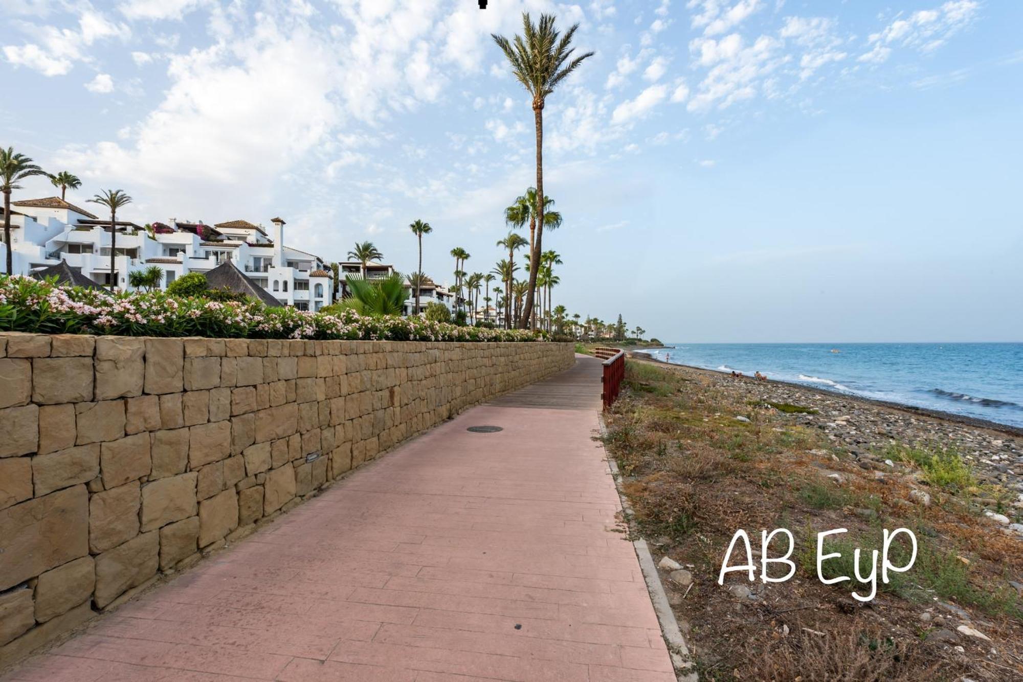 Alcazaba Beach Apartment 埃斯特波纳 外观 照片