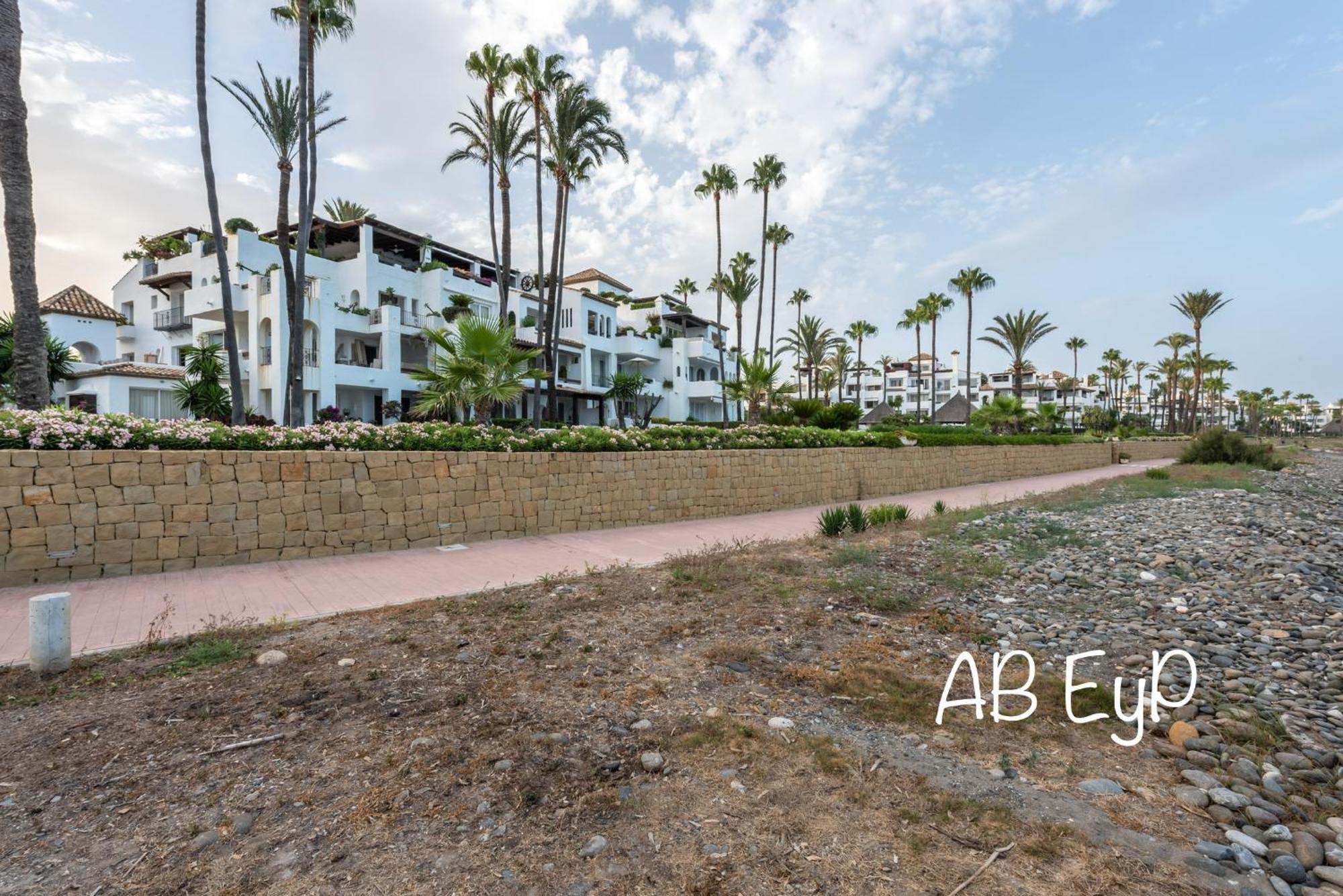 Alcazaba Beach Apartment 埃斯特波纳 外观 照片