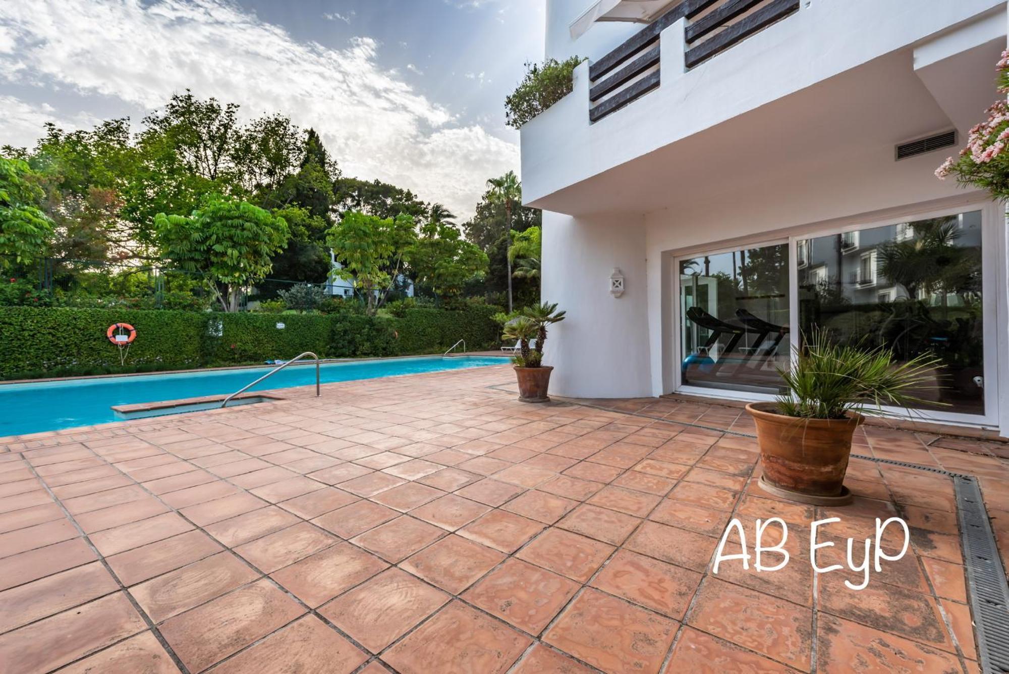 Alcazaba Beach Apartment 埃斯特波纳 外观 照片