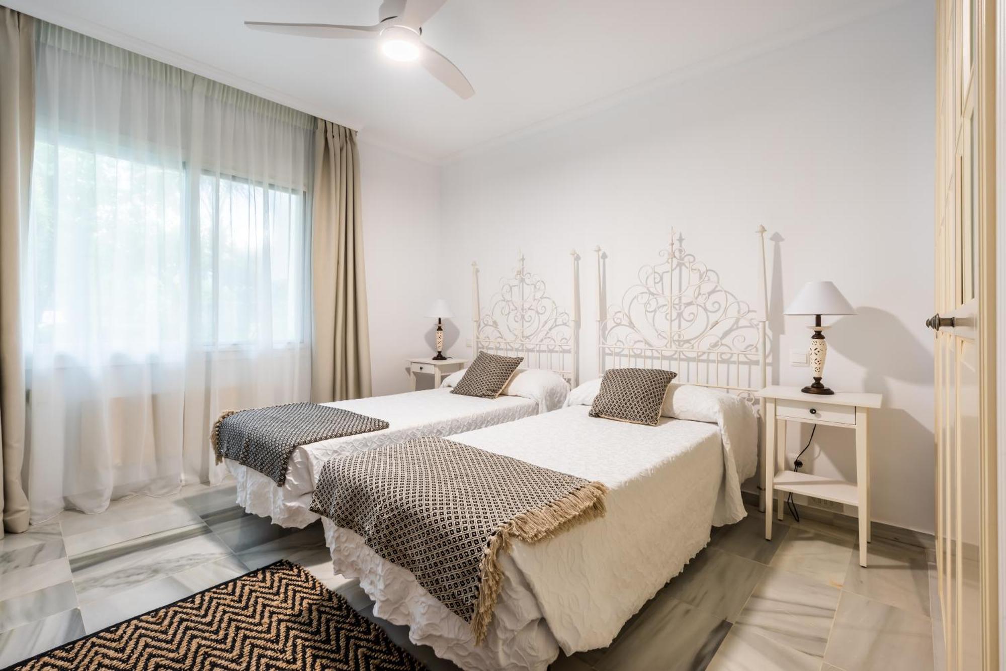 Alcazaba Beach Apartment 埃斯特波纳 外观 照片